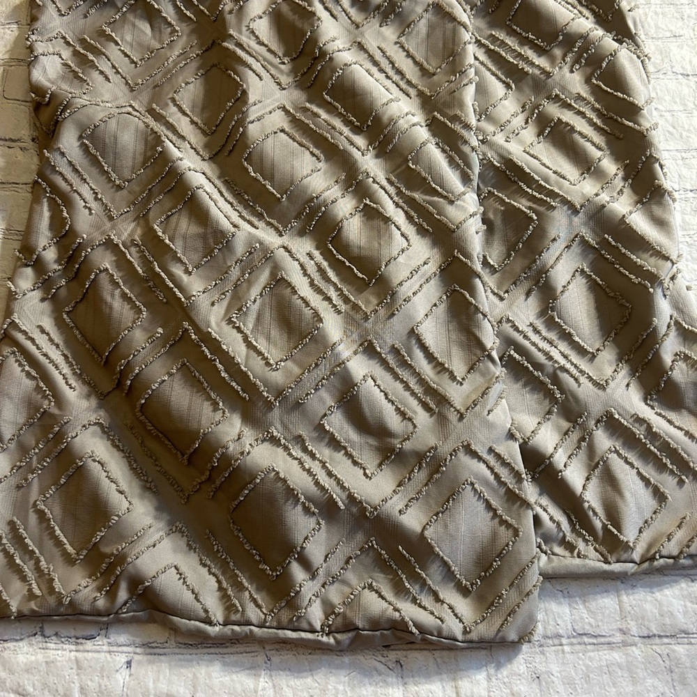 BROYHILL GREY WITH CHENILLE PATTERN POLYESTER STANDARD SIZE PILLOW CASES (2) - Picture 6 of 8